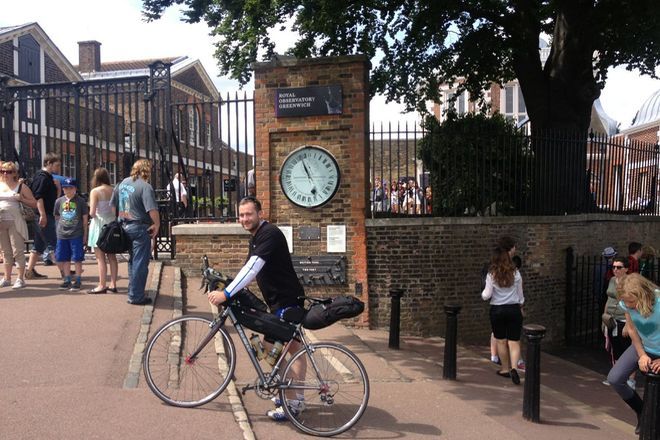 Cyklista na starcie swojej podróży w Londynie
