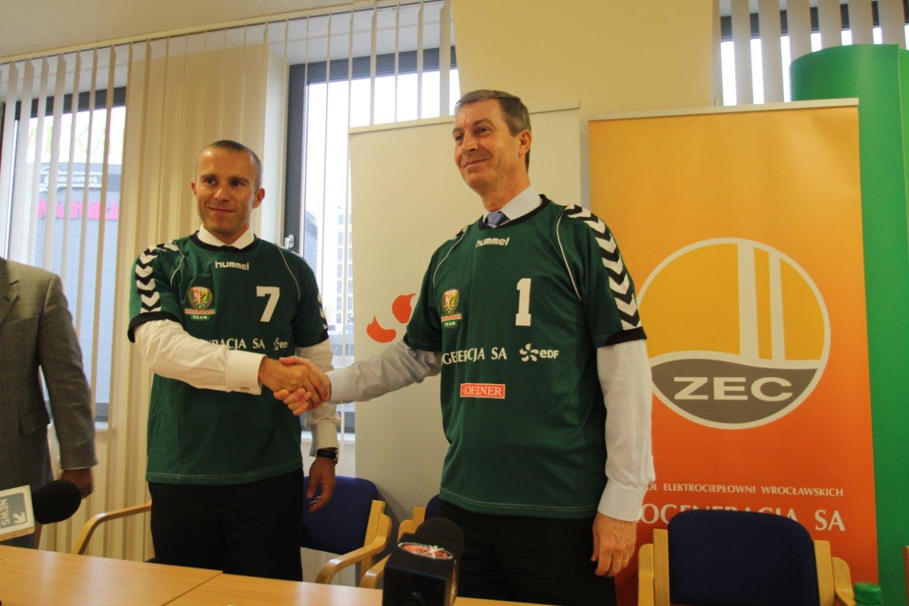 Wiceprezydent Michal Janicki i prezes zarzadu Kogeneracja SA Philippe Gagneux przy podpisywaniu umowy sponsorskiej