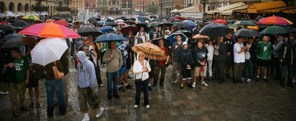 Pomimo opadów deszczu kibice Śląska pojawili się licznie na wrocławskim Rynku