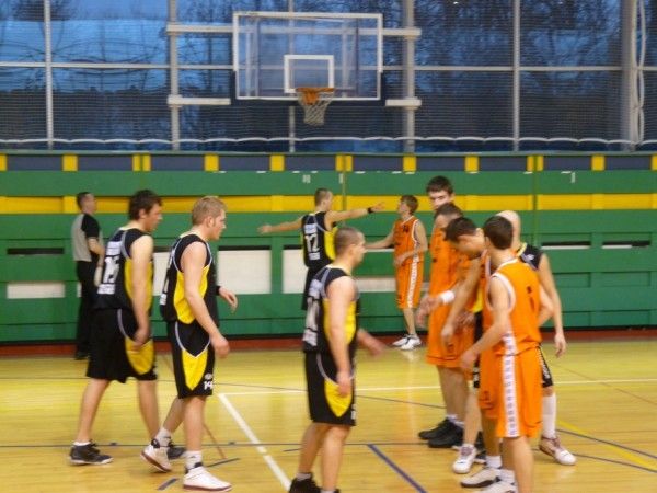 Młodzi koszykarze Gimbasketu zbierają boiskowe doświadczenia grając w trzeciej lidze PLK.