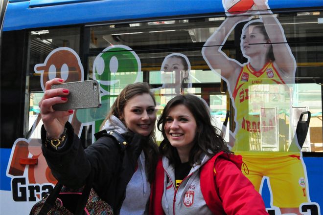 Młode, wysportowane dziewczyny promują kulturę w środkach komunikacji miejskiej [ZDJĘCIA, VIDEO], Piotr Zadumiński (Ślęza Wrocław)