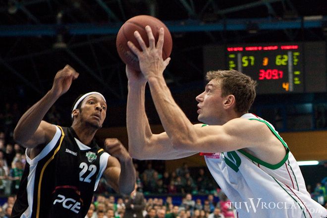 Adam Wójcikzawstydza swoich mlodszych kolegów w Tauron Basket Lidze. 42-letni zawodnik w meczu z warszawską Politechnika zdobył 19 punktów.