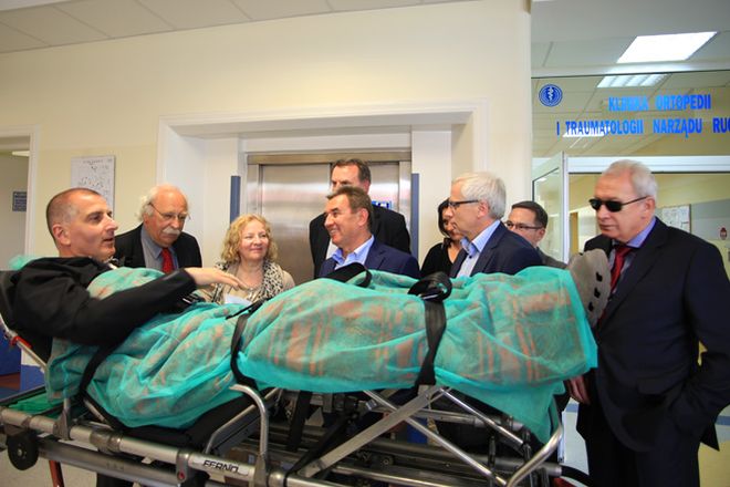 Prezydent Dutkiewicz po dwóch tygodniach wyszedł ze szpitala. Będzie leczył się w domu, UM