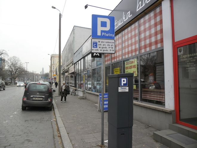Nowa tabliczka przy miejscach postojowych na ulicy Tęczowej