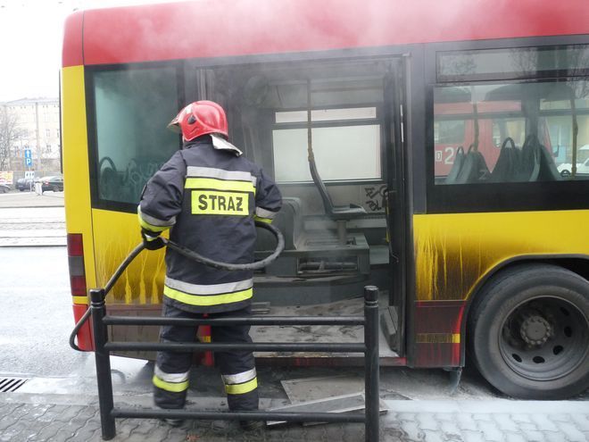 Prawdopodobnie autobus zapalił się z powodu zwarcia pod pokrywą silnika.