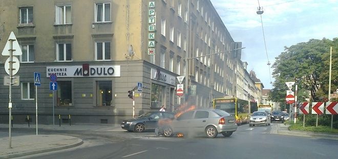 We wtorek rano przy ul. Kościuszki auto stanęło w płomieniach