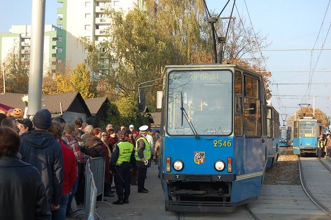 Pod bramy Cmentarza Grabiszyńskiego co minutę będzie podjeżdżał tramwaj lub autobus