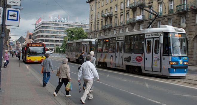Autobusem linii A dojedziemy na Cmentarz Grabiszyński.