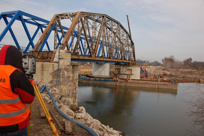 W sobotę rano ruszył demontaż drugiego, 200-tonowego stalowego przęsła nurtowego mostu na Odrze 