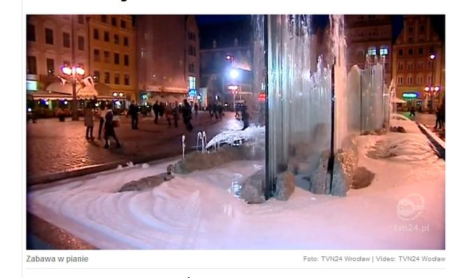 Irlandczycy spienili wodę w fontannie na Rynku. Grozi im nawet więzienie, tvn24.pl