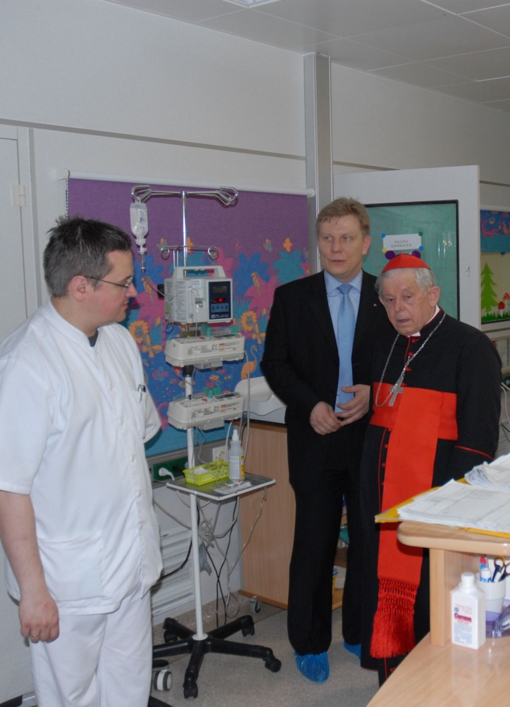 Kardynał Józef Glemp odwiedza chore dzieci, materiały prasowe