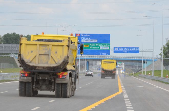 Przy wjeździe na Autostradową Obwodnicę Wrocławia przewróciła się ciężarówka ze śmieciami