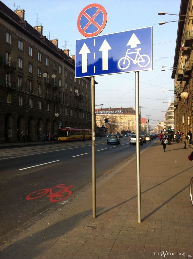 Na Świdnickiej dzięki nowym znakom kierowcy mają ustępować rowerzystom, abe