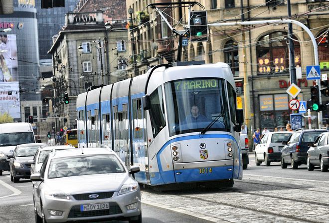Od jesieni wrocławskie tramwaje i autobusy zaczęły kursować szybciej, archiwum