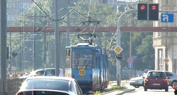 Na Jana Pawła II tramwaje i auta czekają na zielone, bo we wrześniu ruszy węzeł, mru