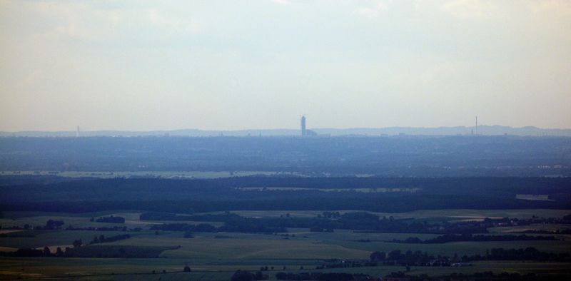 Wieżowiec Sky Tower widać z Biskupiej Kopy – 97,7 km od Wrocławia, Robert Jamróz/dalekieobserwacje.eu