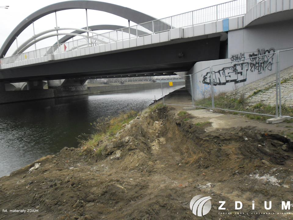 Nowa trasa rowerowa powstaje pod mostami Warszawskimi. Pojedziemy nią w sierpniu [FOTO], ZDiUM