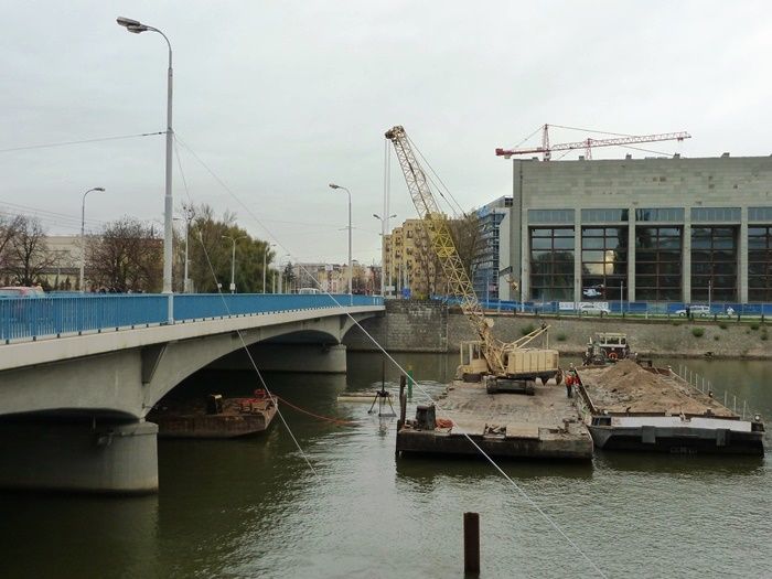Prace pod mostem Pokoju dobiegają końca. Usunęli pozostałości po starej przeprawie, RZGW we Wrocławiu