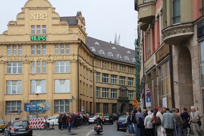 Gigantyczna kolejka do jednego z budynków przy ulicy Ofiar Oświęcimskich, NBP Wrocław