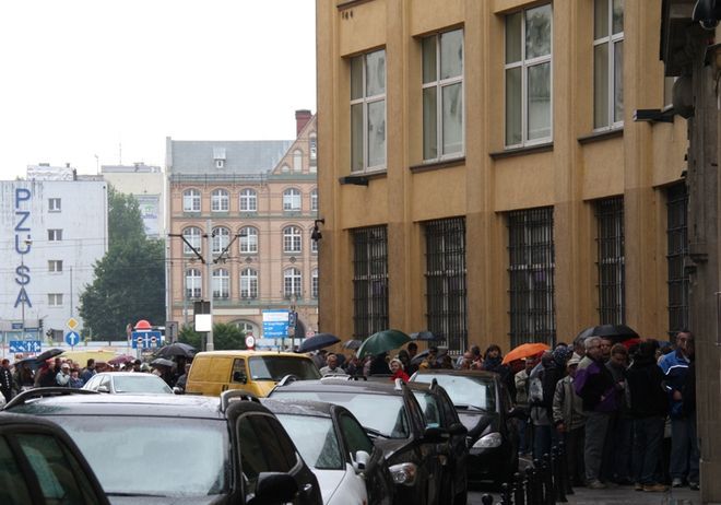 Gigantyczna kolejka do jednego z budynków przy ulicy Ofiar Oświęcimskich, NBP Wrocław