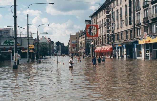 Ulica podczas powodzi w 1997 r.