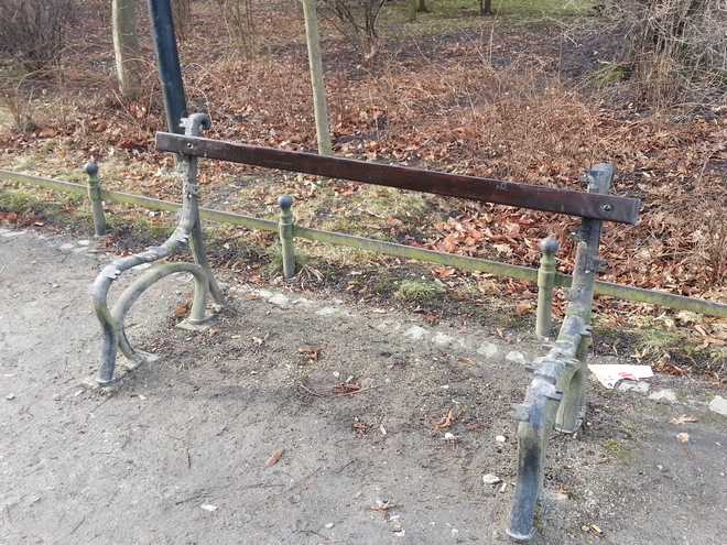 Wandale połamali ławki w parku Południowym