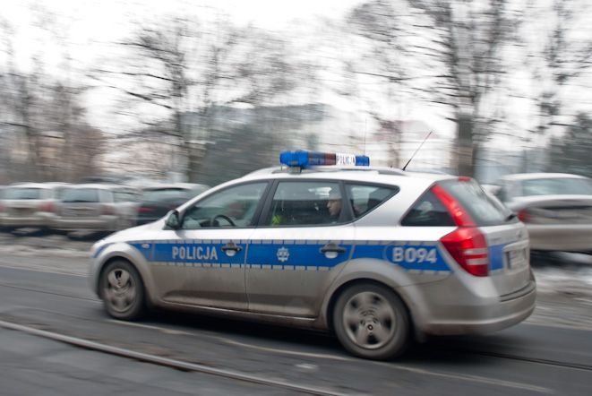Wrocławscy policjanci zatrzymali młodego mężczyznę, który prowadził auto mimo sądowego zakazu