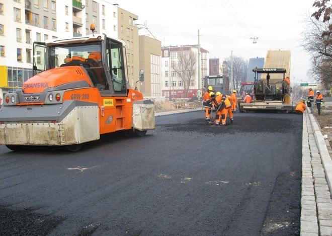 Na ulicy Pułaskiego jest już pierwsza warstwa nawierzchni asfaltowej