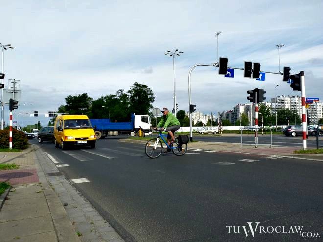 Na skrzyżowaniu Bystrzyckiej i Na Ostatnim Groszu kierowcy często nie ustępują pierwszeństwa prawidłowo jadącym rowerzystom