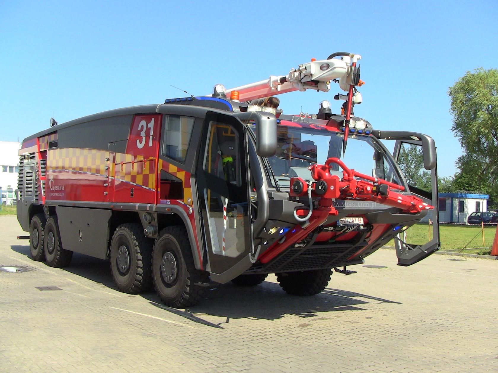 Wóz strażacki, dźwig, karetka - lotniskowa straż pożarna pokaże swoje możliwości, archiwum