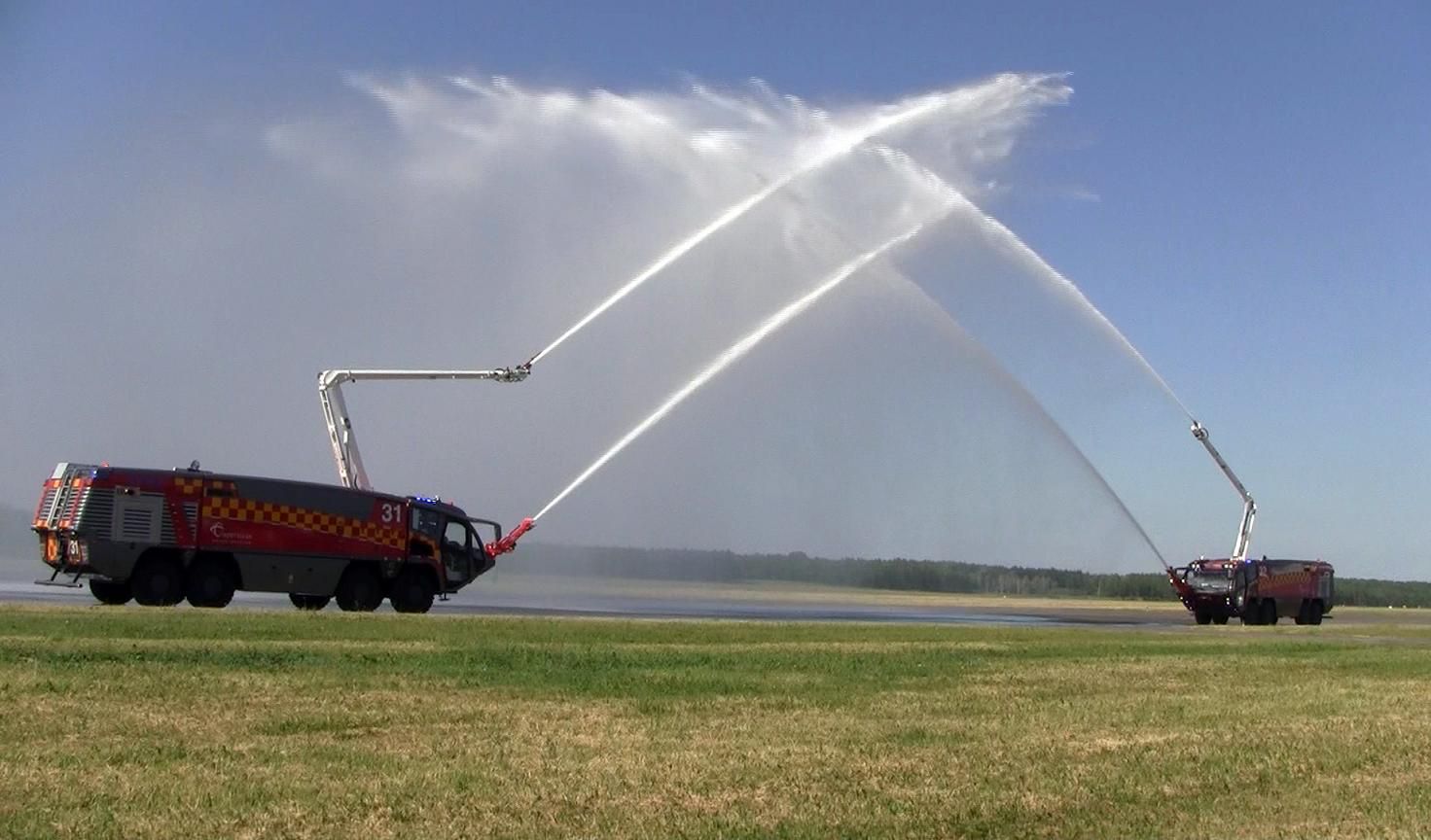 Dw nowe wozy strażackie pojawiły się na wrocławskim lotnisku
