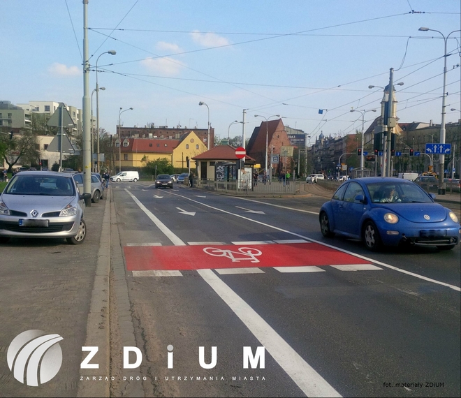 Wykonawca trasy rowerowej na ulicy Traugutta namalował oznakowanie poziome po północnej stronie ulicy