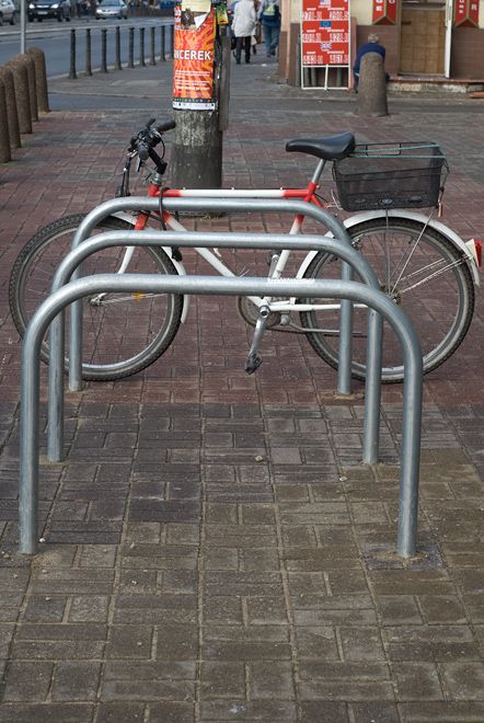 W całym mieście montują stojaki rowerowe. W sumie będzie ich już prawie 1,5 tysiąca [LISTA], archiwum