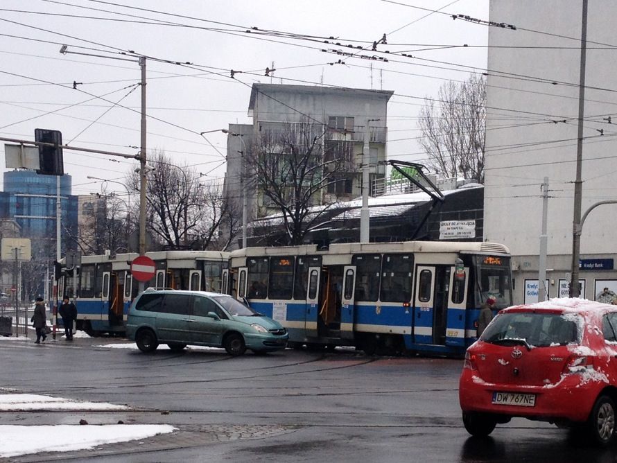 Na placu Legionów auto zderzyło się z tramwajem [FOTO], czytelnik