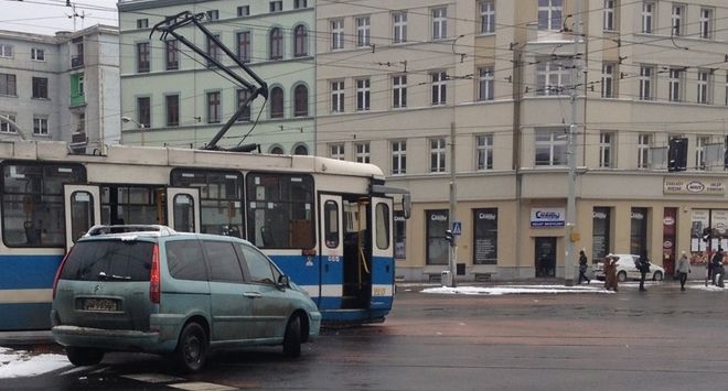 Na placu Legionów auto zderzyło się z tramwajem [FOTO], czytelnik