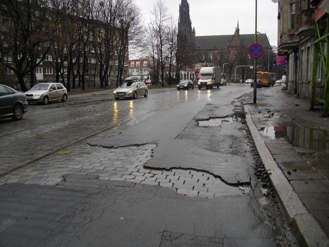 Ulica Wyszyńskiego jest w opłakanym stanie. W końcu idzie do remontu