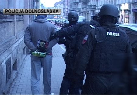 Po policyjnej obławie na handlarzy narkotyków: sześć osób trafiło do aresztu [VIDEO], KWP Wrocław