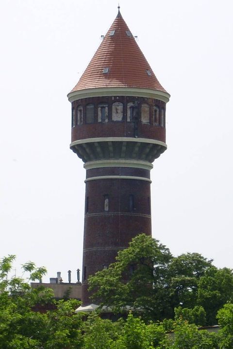 Urzędnicy chcą dzięki mieszkańcom ożywić wieże ciśnień na Brochowie i Kuźnikach, wikimedia commons