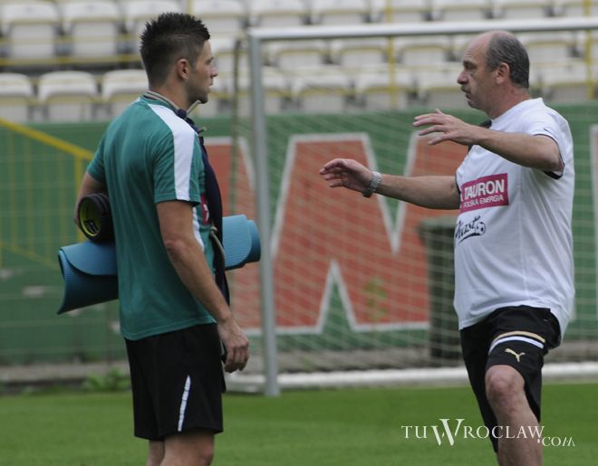 Amir Spahić w rozmowie z trenerem Stanislavem Levym podczas środowego treningu