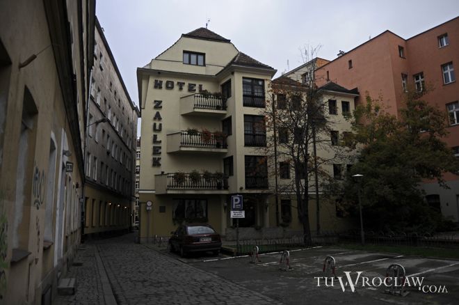 Uniwersytet Wrocławski po raz kolejny - bez skutku - próbował sprzedać hotel przy ul. Garbary
