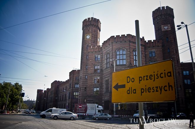 Alarm bombowy i ewakuacja tysiąca ludzi z trzech budynków wrocławskich sądów, archiwum