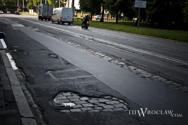 Na ulicach Wrocławia po zimie wciąż roi się od dziur