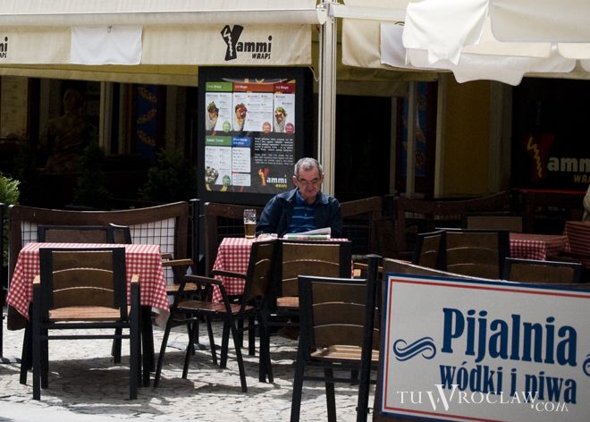 Zasłonięte logotypy restauracji i kawiarni na wrocławskim Rynku i placu Solnym, Magda Oczadły