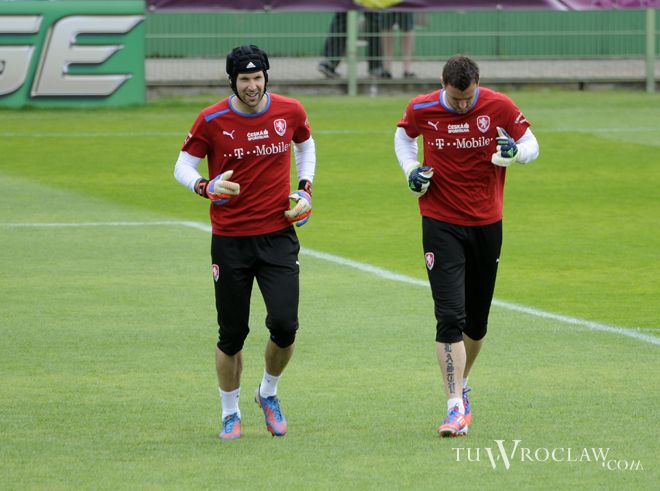 Petr Cech (pierwszy z lewej) może w sobotę nie zagrać przeciwko Polsce.