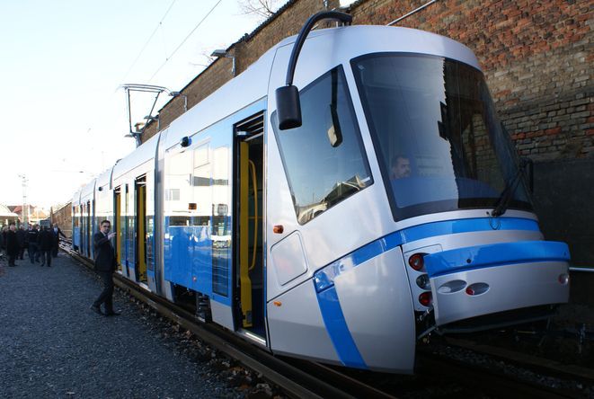 Nowy tramwaj skoda 19 T dla Wrocławia już jeździ, bk