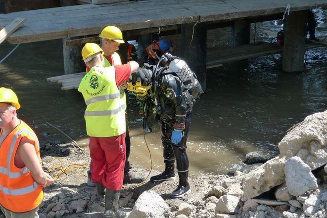Nurkowie sprawdzali jak powódź uszkodziła budowany most Rędziński, Krzysztof Wilma