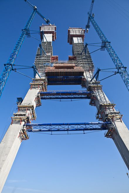 Lewe ramię pylonu mostu Rędzińskiego ma już 122 metry, czyli zakładaną wysokość, 0