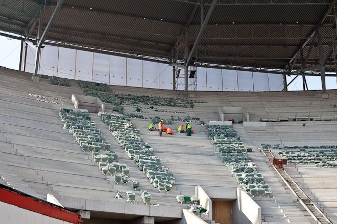 Na budowie stadionu zamontowane już krzesełka trafiły do kosza. Pojawią się nowe, abe