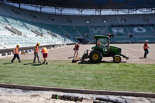 Na stadionie rozwijają trawę, ale Śląsk może na niej zagrać pod koniec września, abe