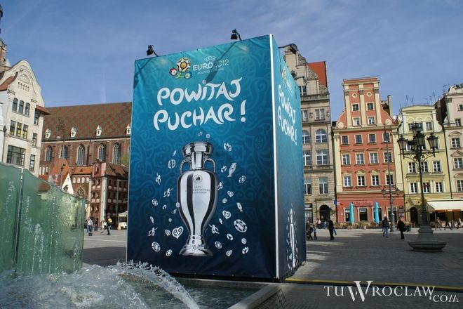 W Rynku czeka już specjalny podest, na którym stanie puchar Euro 2012